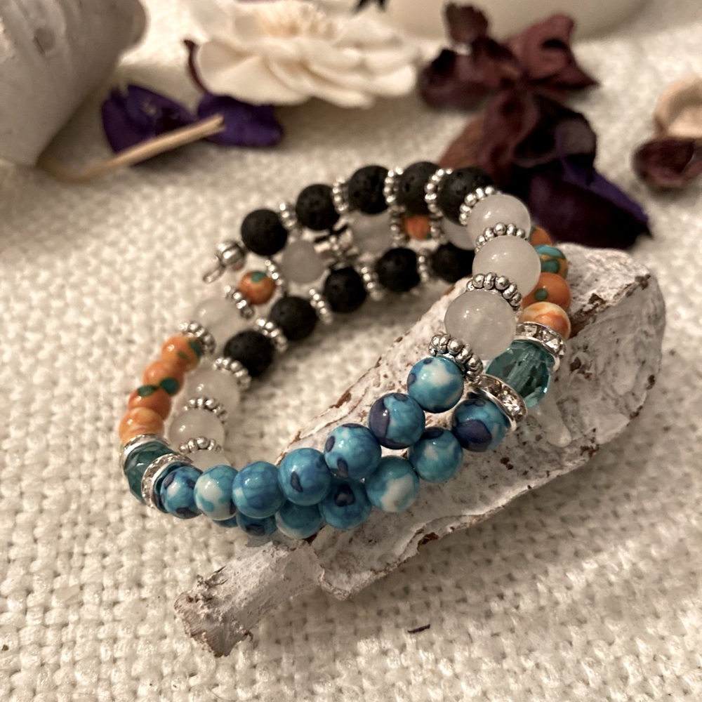 white Jade, black lava memory wire beaded bracelet